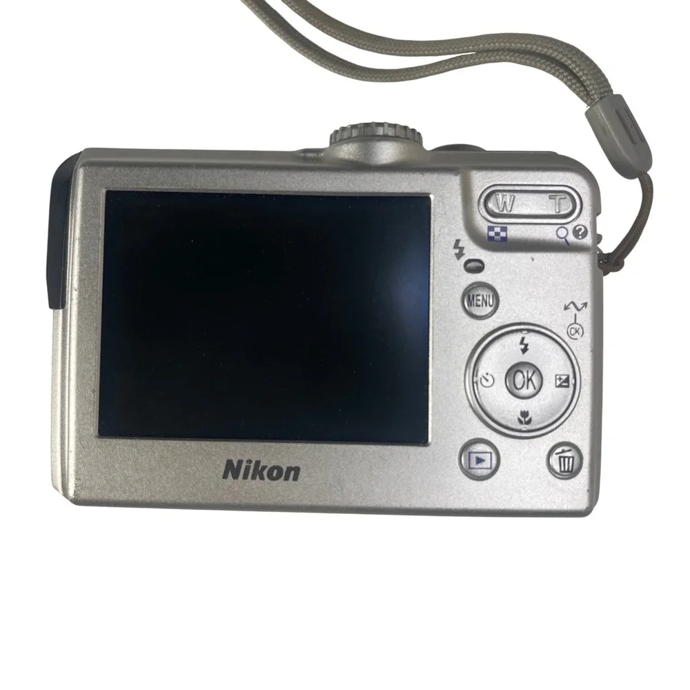 Nikon Coolpix P2 Digital Camera Silver Untested‎ For Parts ONLY